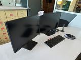 un bureau équipé de deux écrans et d'un clavier