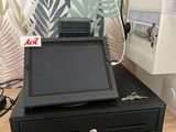 une photo d'un terminal de point de vente posé sur un bureau