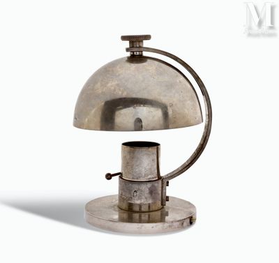 une lampe en argent posée sur une table