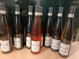plusieurs bouteilles de vin sont alignées sur une table