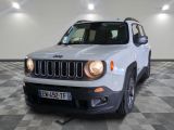 l'avant d'une jeep blanche garée dans une pièce au sol en damier