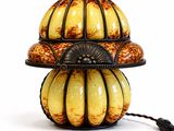 une lampe posée sur une table