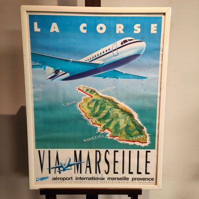une affiche représentant un avion survolant une carte de l'île