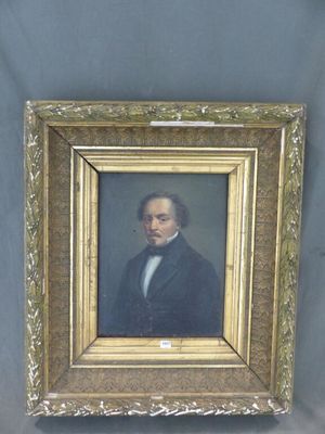 portrait d'un homme avec une pipe, dans un cadre doré, sur fond gris