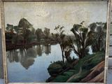 une peinture à l'huile représentant une scène fluviale avec des arbres au premier plan