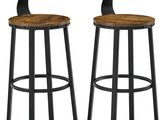 une paire de tabourets en bois avec des pieds en métal et une assise en bois