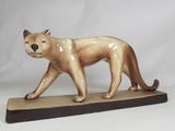 une figurine représentant un chat debout sur un socle