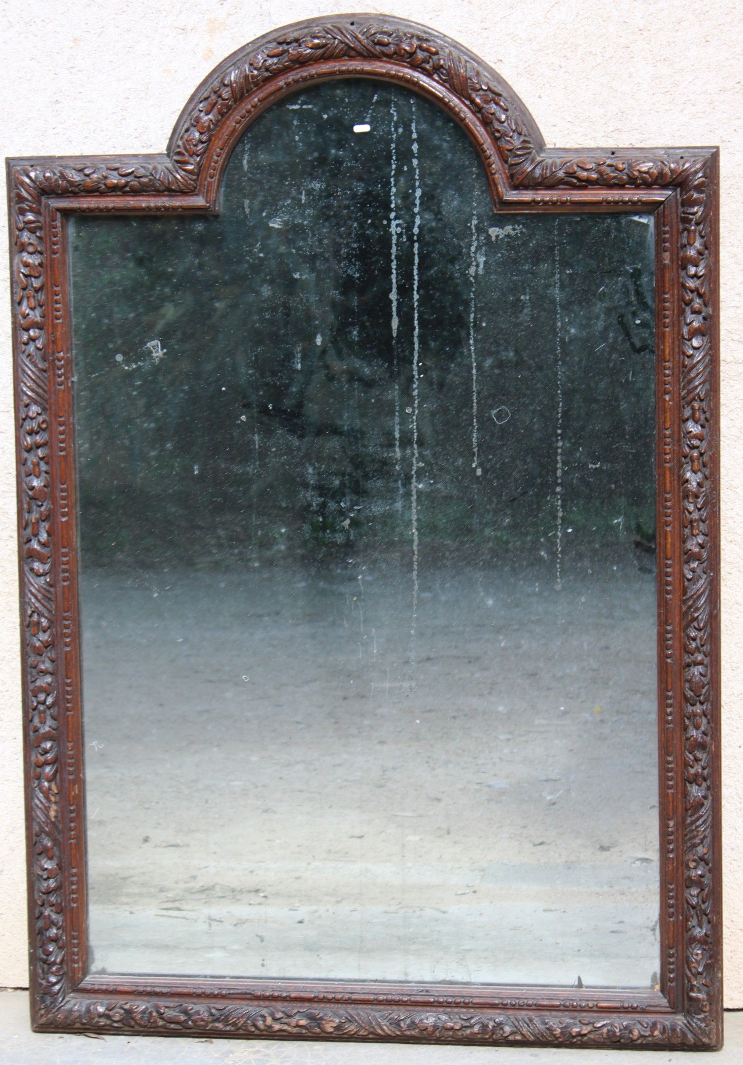 Grand miroir à cadre en bois sculpté de frises feuillagées de chêne et à revers parqueté, miroir au mercure rapporté....