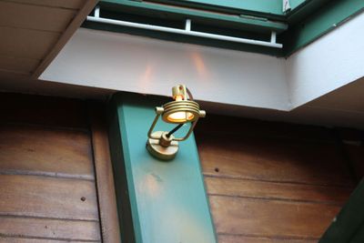 une lumière située sur le côté d'un immeuble