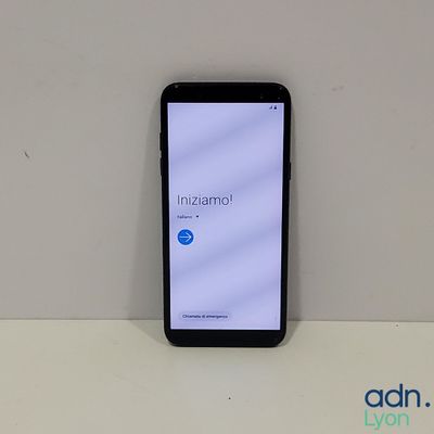 une photo d'un téléphone portable posé sur une table