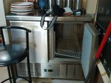 une petite cuisine équipée d'une cuisinière, d'un évier et d'un lave-vaisselle