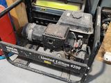 une machine posée sur le sol du garage