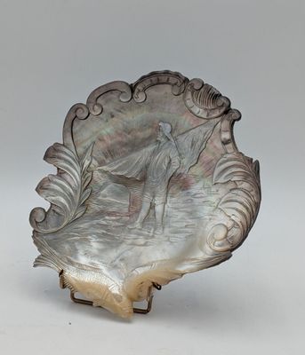 une image représentant un objet en forme de coquillage sur lequel se trouve un homme
