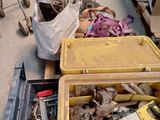 une boîte jaune posée par terre, contenant des outils
