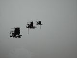deux petits avions volant côte à côte dans le ciel