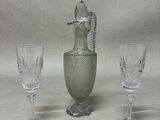 trois verres à vin et une carafe posés sur une table