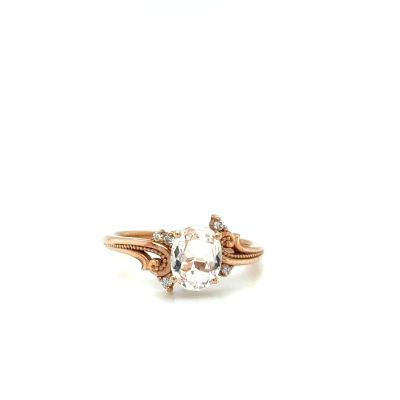 un gros plan d'une bague sertie d'une topaze blanche ovale