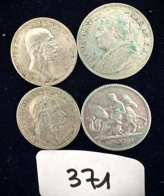 un gros plan sur quatre pièces d'argent posées sur une surface noire, avec une étiquette de prix