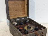 une vieille valise remplie de toutes sortes de choses