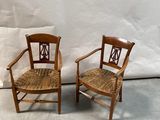 une paire de chaises en bois aux assises tressées, sur fond blanc