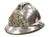 un casque de pompier en argent orné d'un écusson
