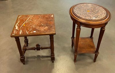 paire de tables d'appoint à plateau en marbre et pieds tournés