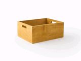 une boîte en bois munie d'une poignée, sur fond blanc