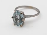 Gros plan sur une bague ornée d'une topaze bleue