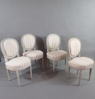 Ensemble de quatre chaises en bois rechampi gris à dossier m…