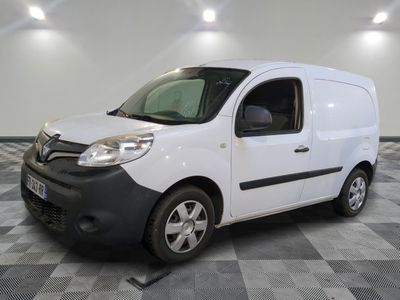 la camionnette blanche est garée sur un sol carrelé en damier
