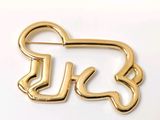 a gold pin with the word u k on it