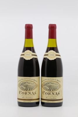 deux bouteilles de vin rouge posées l'une à côté de l'autre sur une surface blanche