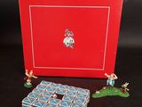 une image représentant une boîte rouge contenant quelques petites figurines