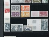 plusieurs types de timbres sont présentés sur une surface noire