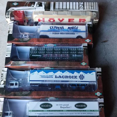 quatre camions miniatures alignés sur le sol