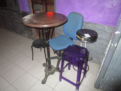trois chaises et une table dans le coin d'une pièce
