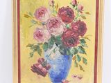 une peinture représentant des roses dans un vase bleu sur fond jaune