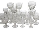 un grand nombre de verres à vin posés sur une table