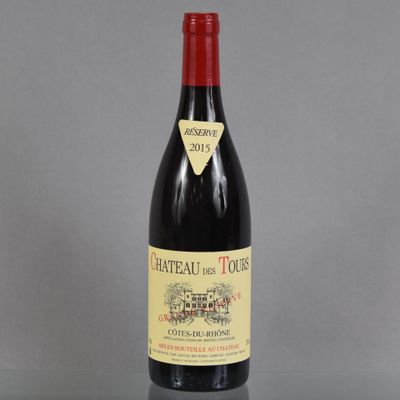 une bouteille de vin posée sur une table