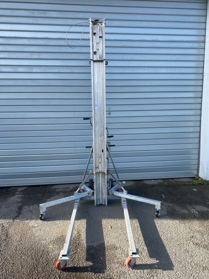 Monte-matériaux vertical GENIE SLC-18