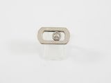 Gros plan sur une bague en argent ornée d'un diamant