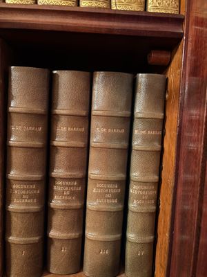 de nombreux livres qui se trouvent sur une étagère dans une bibliothèque