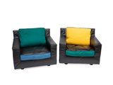 une paire de fauteuils en cuir noir avec des coussins colorés, sur fond blanc