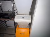 des toilettes blanches posées sur une poubelle jaune