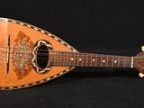 une image d'une mandoline posée sur une surface noire