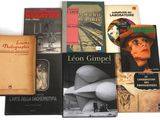 plusieurs livres sont empilés sur une surface blanche