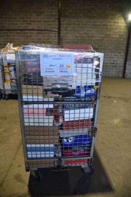 un chariot métallique sur lequel sont empilées de nombreuses boîtes