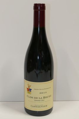 la bouteille de vin rouge est posée sur la table