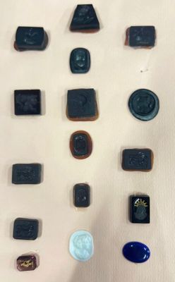 de nombreux boutons disposés sur une surface blanche