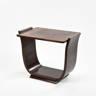 une table d'appoint en bois dont le plateau présente des courbes